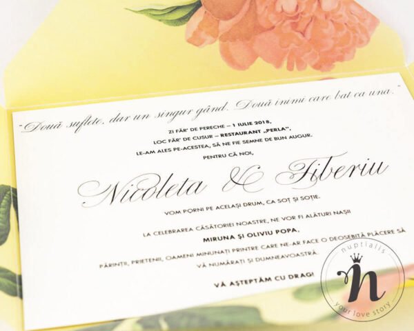 Invitatii nunta in plic handmade cu bujori corai, detaliu text.