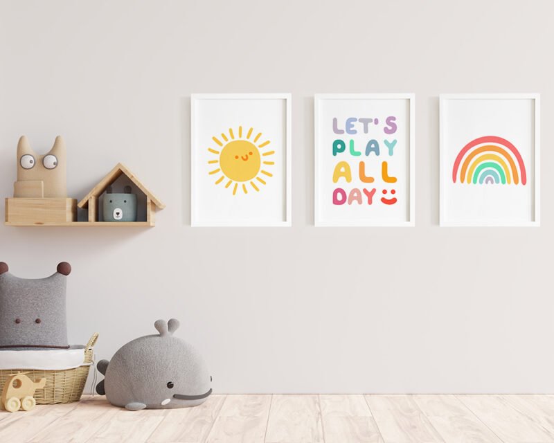 Un set de tablouri pentru camera copilului cu soare haios si curcubeu, frumos colorate.