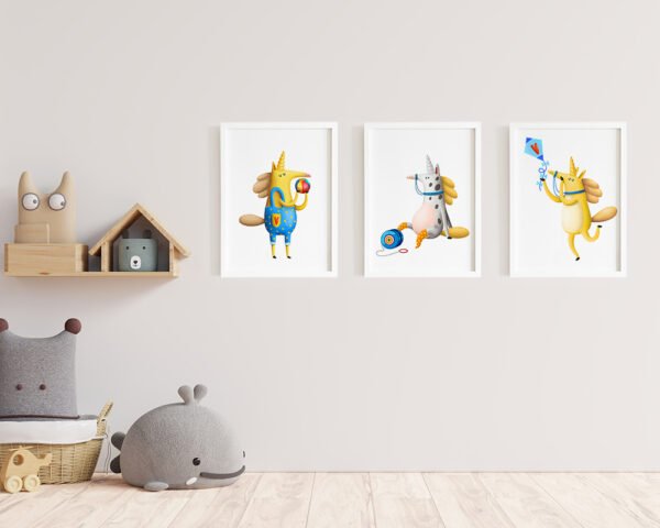 Un set 3 tablouri camera copilului cu unicorni jucausi, tablouri moderne cu rama alba.