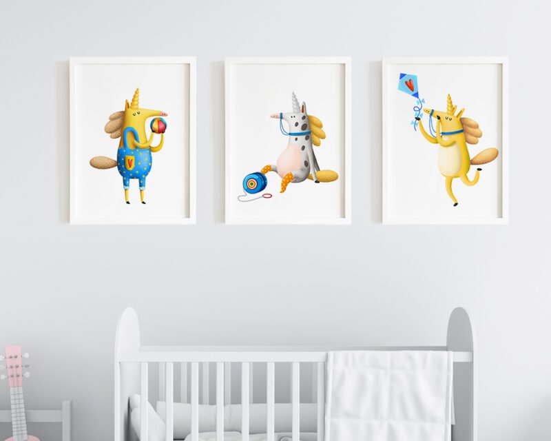 Set 3 tablouri camera copilului cu unicorni, prinse pe perete in dormitorul bebelusului.
