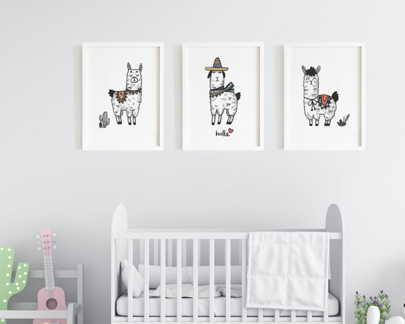 Set 3 tablouri copii cu lame haioase, prinse pe perete in dormitorul bebelusului.