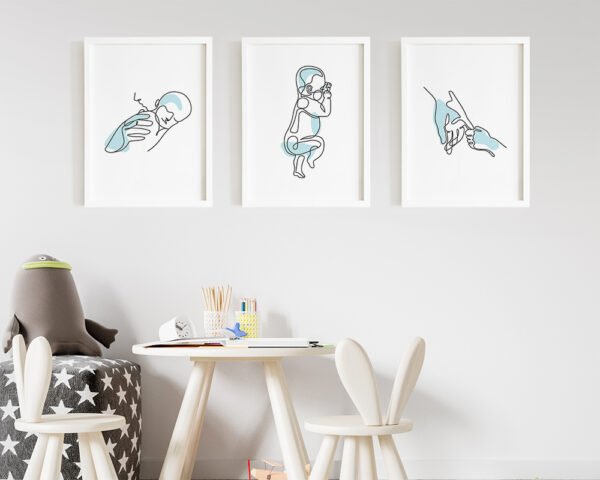 Set de tablouri mama si copilul in stil minimalist, pe culoarea bleu cu rame albe.