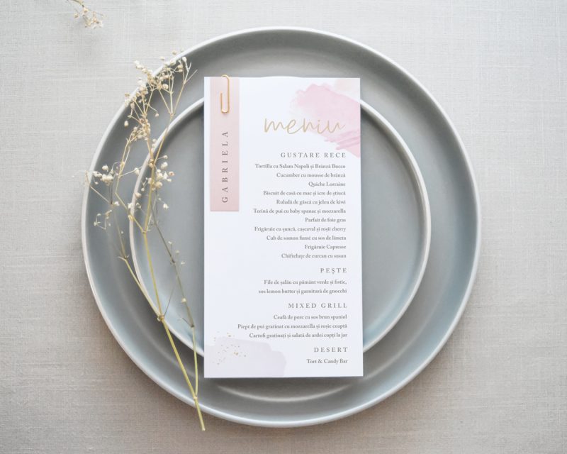 Meniu individual de nunta ROSE GOLD cu design minimalist si acuarela pastel, prezentat in farfurie