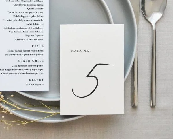 Numar masa nunta CALLIGRAPHY cu design minimalist, prezentare in farfurie