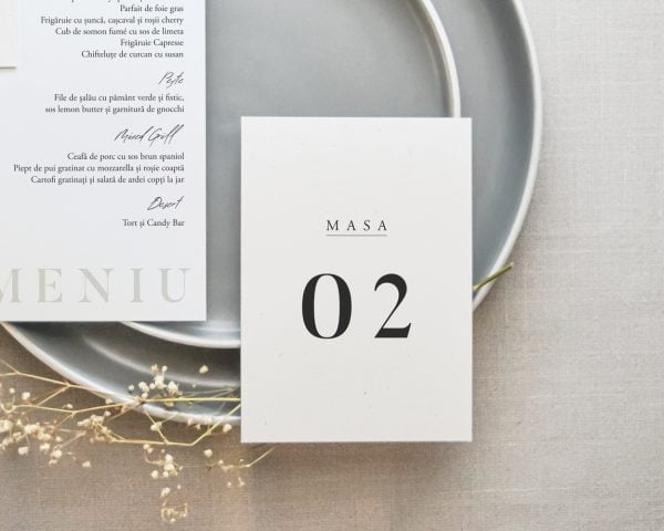 Numar masa nunta MINIMAL cu grafica minimalista, prezentat in farfurie
