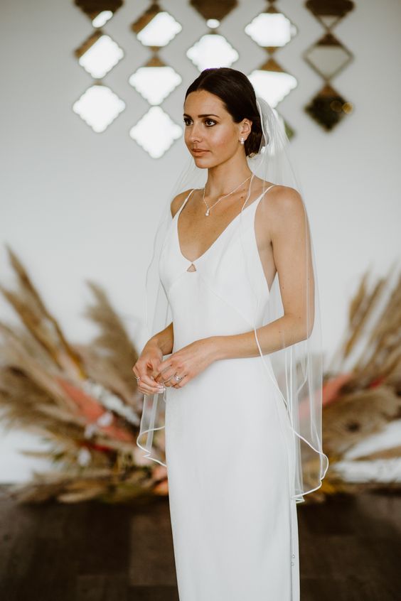 Rochie de mireasa minimalista potrivita cu tematica nuntii