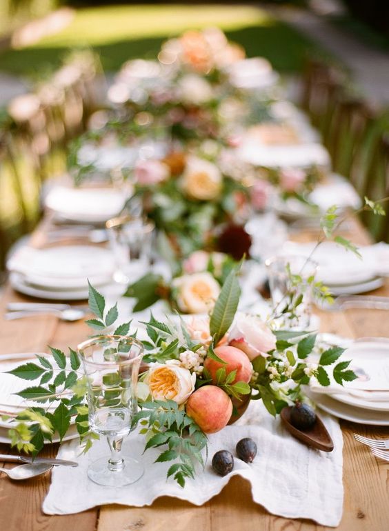 aranjament masa cu flori si fructe potrivita cu tematica nuntii outdoor